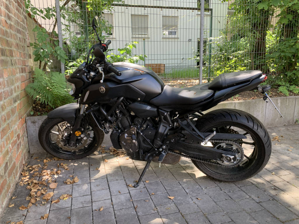 Ein schwarzes, heiles Motorrad, kann noch verkauft oder verschenkt werden