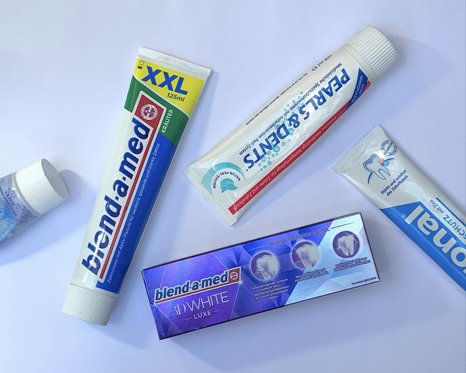 Verschiedene Zahnpastatuben und Verpackungs-Karton